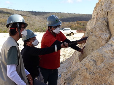A a Amostragem em rocha uranífera da equipe de Geologia do SETEM na Mina do Engenho em Lagoa Real na Bahia