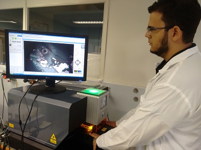 A b Estudos de microquímica de elementos traços utilizando o equipamento de ablação a laser